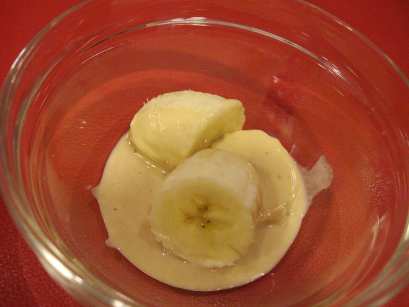 バナナを米粉パンケーキのミックス粉で作った固めの生地にくぐらせます。